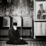 Монах молится