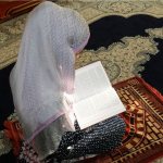 Мусульманка молится об очищении дома