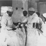 Святитель Лука (слева) в операционной